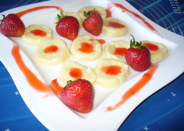 Fotografia przedstawiająca Kuseczki z sera i ziemniaków z truskawkami