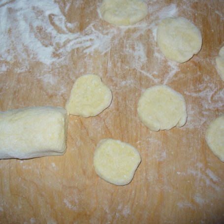 Krok 5 - Kuseczki z sera i ziemniaków z truskawkami  foto