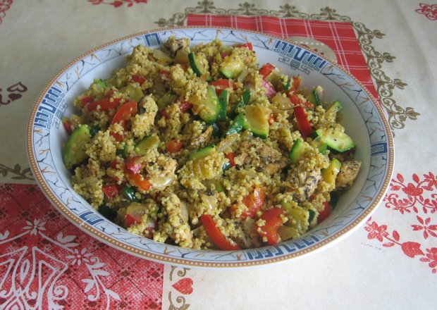 Fotografia przedstawiająca Kuskus curry z kurczakiem i duszonymi warzywami