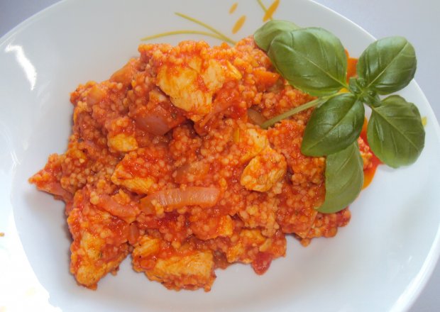 Fotografia przedstawiająca Kuskus w sosie pomidorowym
