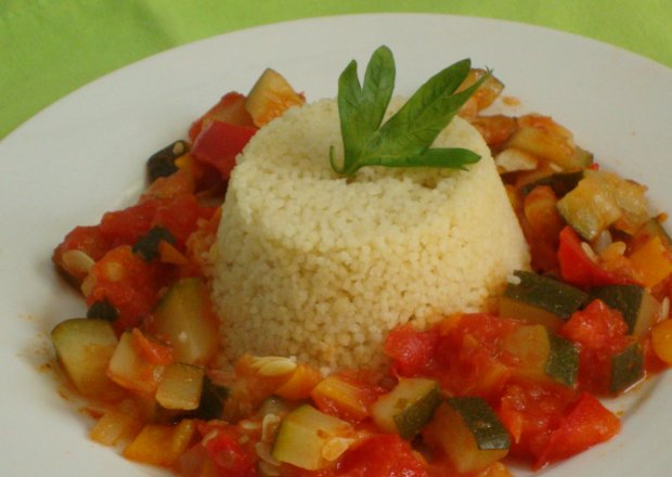 Fotografia przedstawiająca Kuskus z pikantnymi  śródziemnomorskimi warzywami