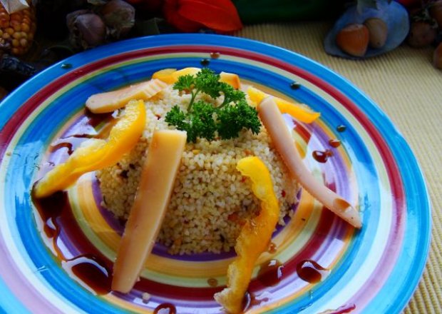 Fotografia przedstawiająca Kuskus z serem wędzonym i suszonymi pomidorami