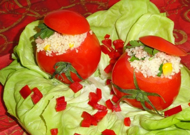 Fotografia przedstawiająca Kuskus z tuńczykiem w pomidorach