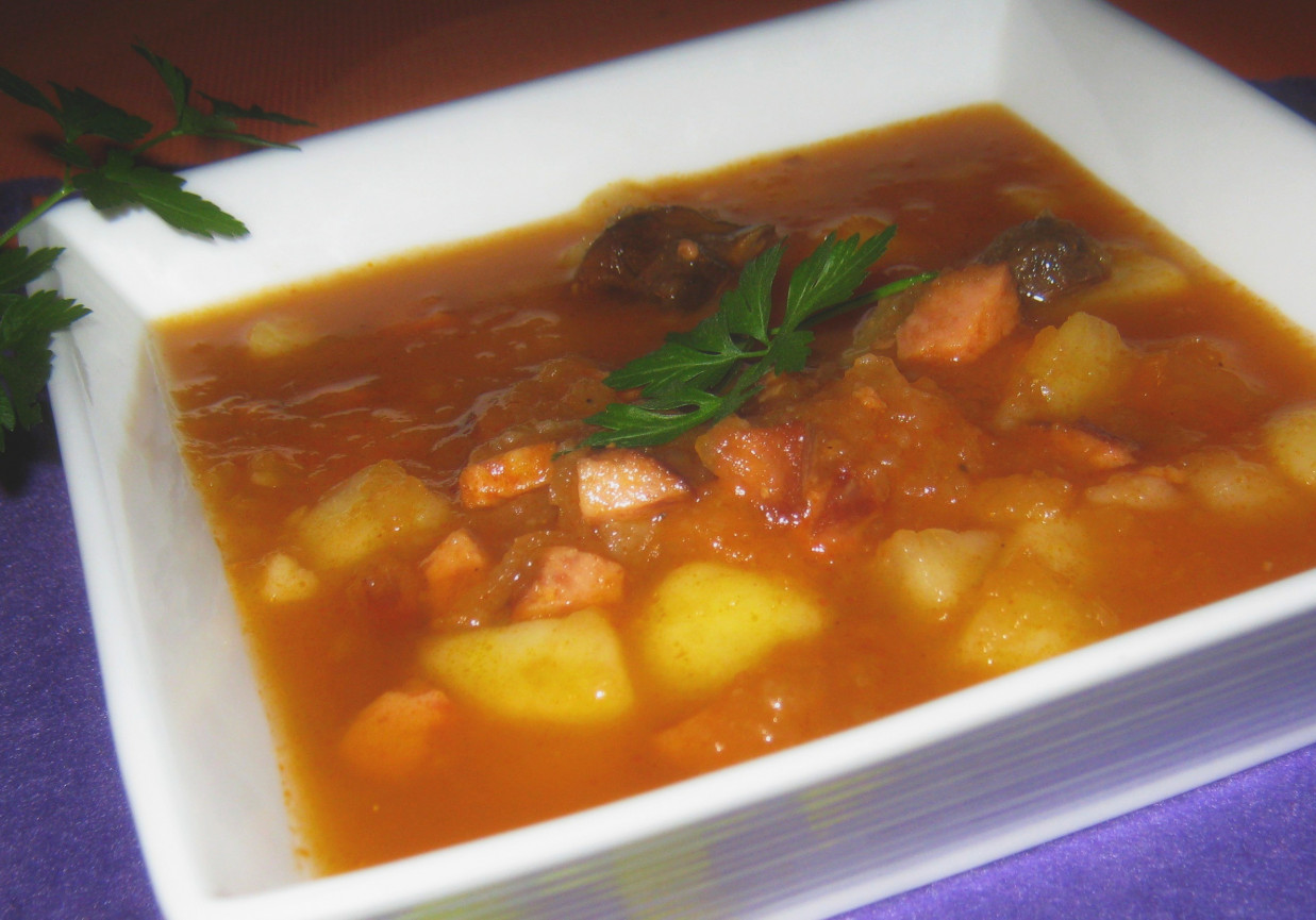 Kwaśna zupa z grzybkiem i ziemniakami foto