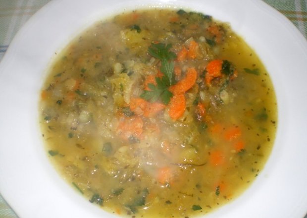Fotografia przedstawiająca Kwaśna zupa z kiszeniaków i marchwi