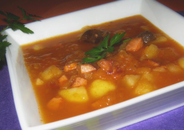 Fotografia przedstawiająca Kwaśna zupa z ziemniakami