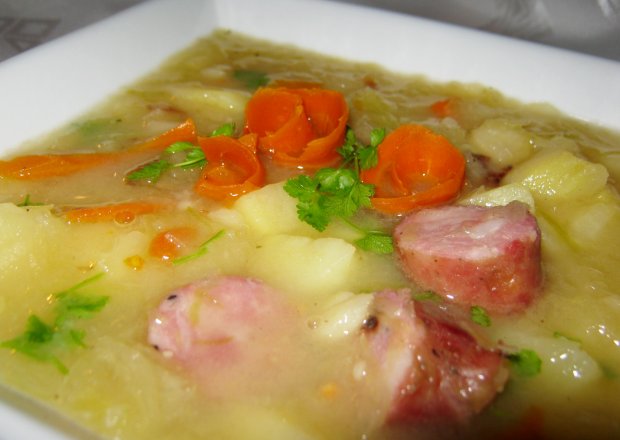 Fotografia przedstawiająca Kwaśna zupa z ziemniakami