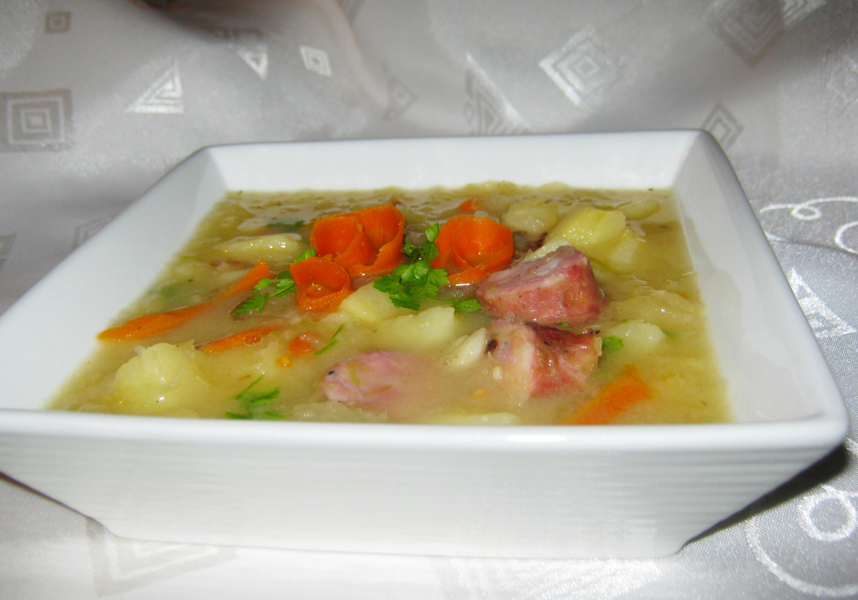 Kwaśna zupa z ziemniakami foto