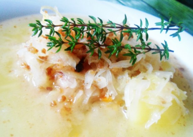 Fotografia przedstawiająca Kwaśnica na łopatce wieprzowej z ziemniakami i chrupiącymi skwarkami w towarzystwie czosnku i św...