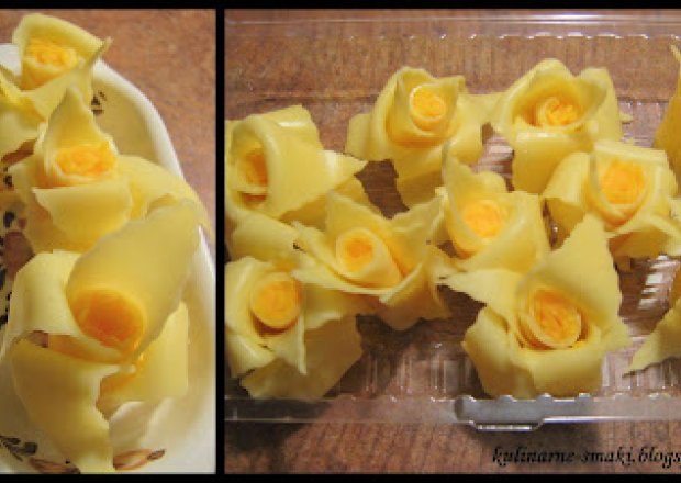Fotografia przedstawiająca Kwiatki z żółtego sera