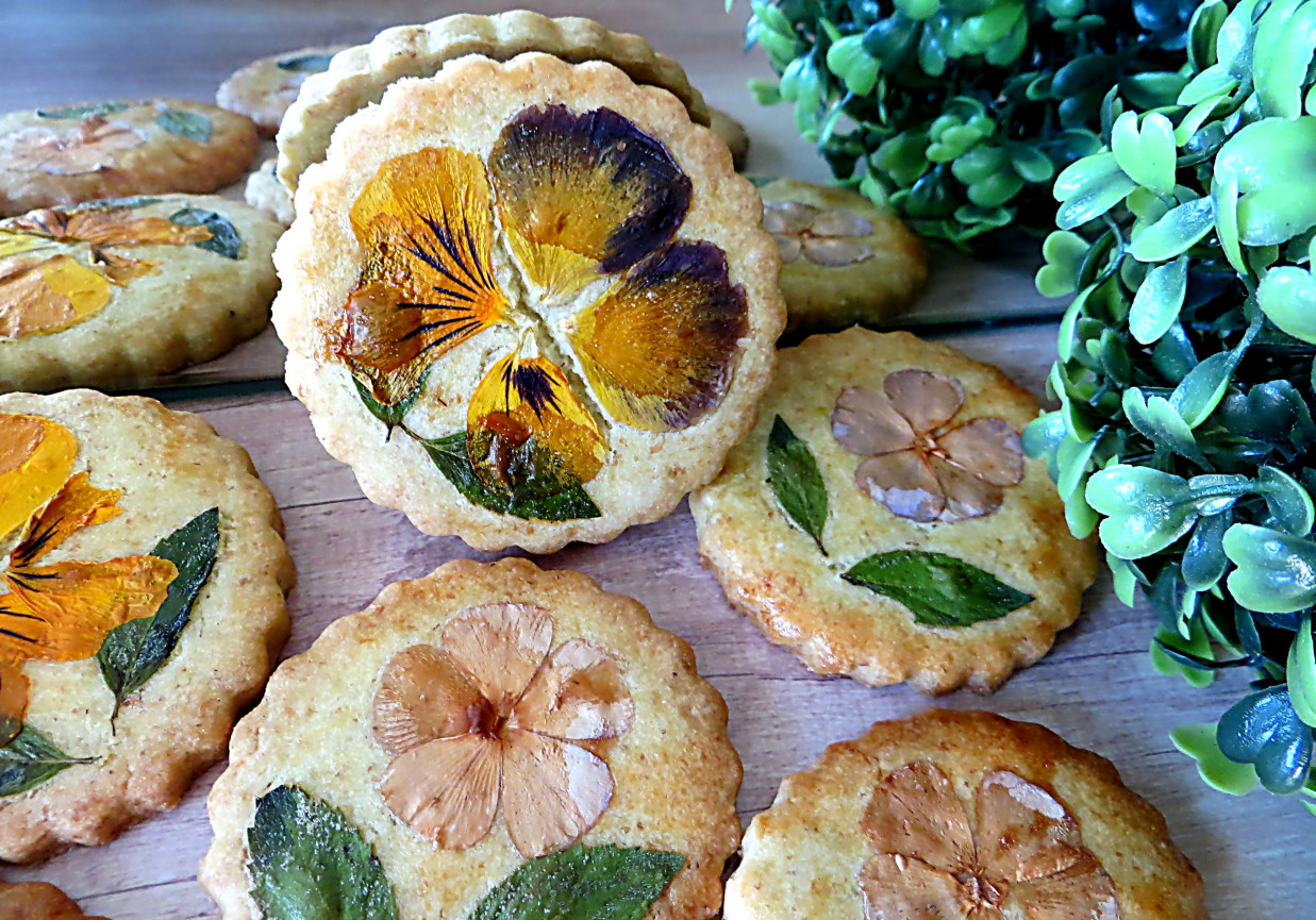 Kwiatowe ciasteczka z orkiszem foto