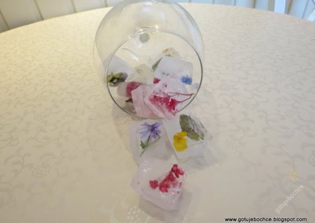 Fotografia przedstawiająca Kwiatowe kostki lodowe