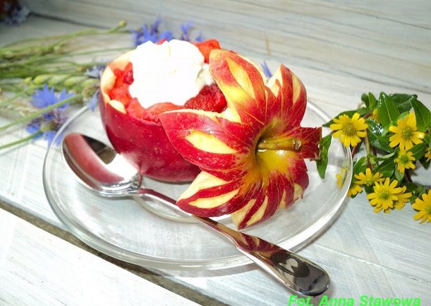 Fotografia przedstawiająca Kwiatowy deser na ciepło w jabłku