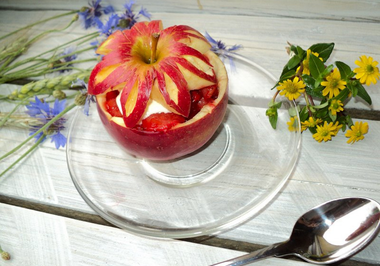 Kwiatowy deser na ciepło w jabłku foto