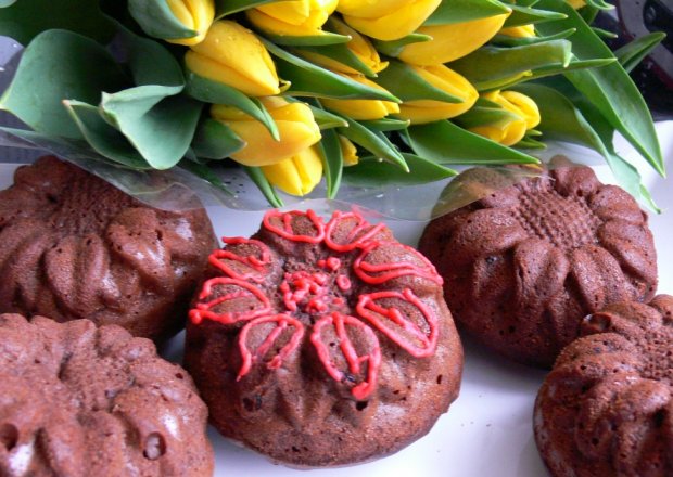 Fotografia przedstawiająca Kwiatuszki brownie z rodzynkami i żurawiną