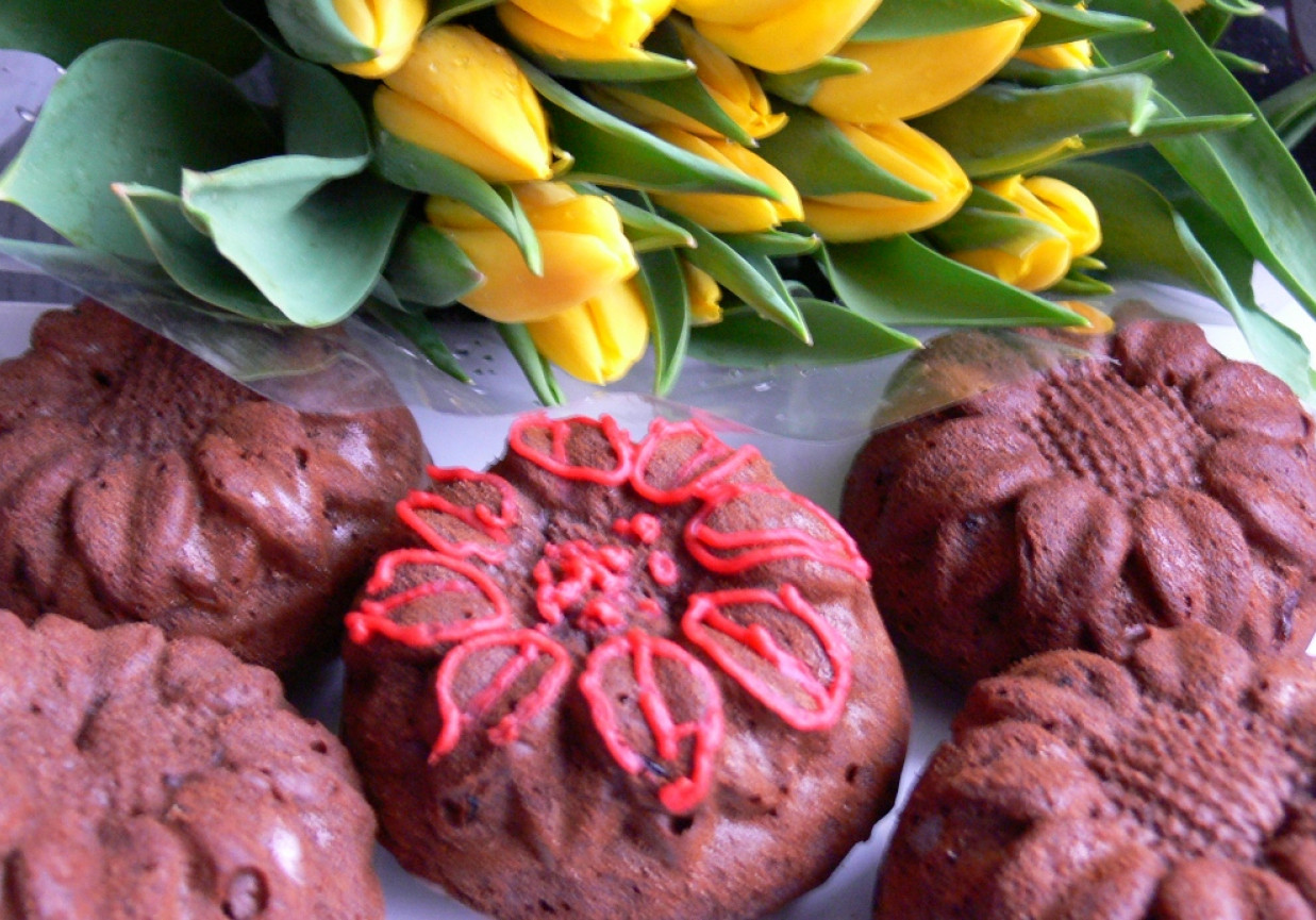 Kwiatuszki brownie z rodzynkami i żurawiną foto
