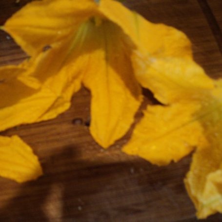 Krok 3 - Kwiaty cukinii faszerowane mozarellą, filetem, sosem brazylijskim i warzywami ; foto