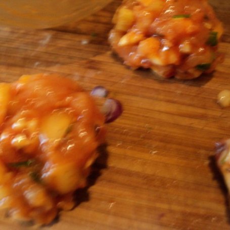 Krok 4 - Kwiaty cukinii faszerowane mozarellą, filetem, sosem brazylijskim i warzywami ; foto