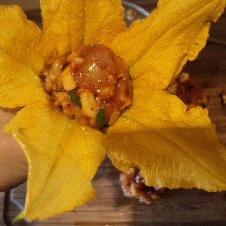 Krok 5 - Kwiaty cukinii faszerowane mozarellą, filetem, sosem brazylijskim i warzywami ; foto