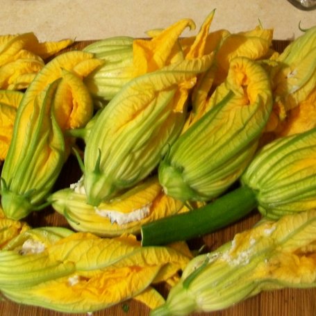 Krok 2 - Kwiaty cukinii faszerowane ricottą foto