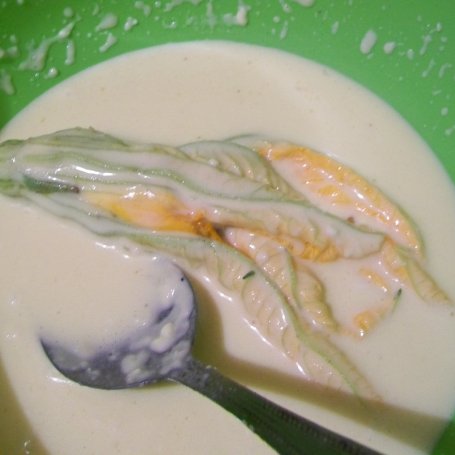 Krok 3 - Kwiaty cukinii faszerowane ricottą foto
