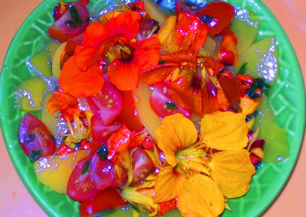 Fotografia przedstawiająca Kwiaty nasturcji z pomidorkami koktajlowymi i brzoskwinią  :