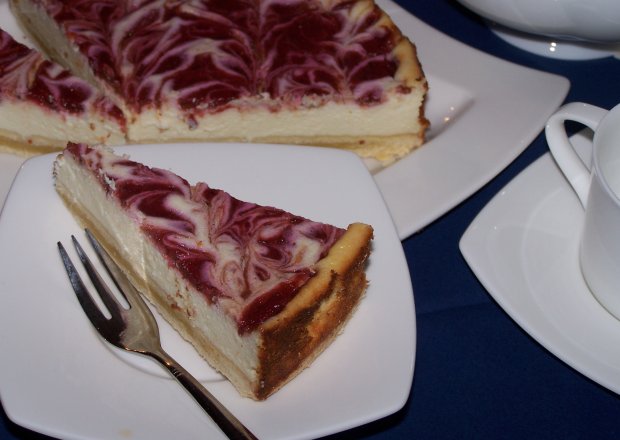 Fotografia przedstawiająca "Kwieciste" ciasto, czyli sernik z musem śliwkowym.