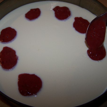 Krok 6 - "Kwieciste" ciasto, czyli sernik z musem śliwkowym. foto