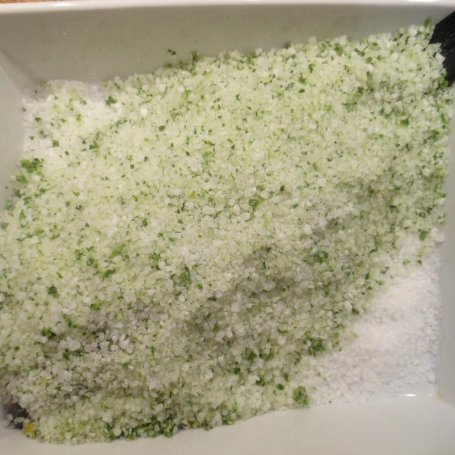 Krok 3 - Labraks pieczony w soli morskiej i ziołach foto