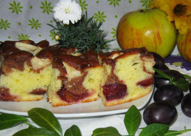 Fotografia przedstawiająca Łaciate ciasto z jabłkami i śliwką
