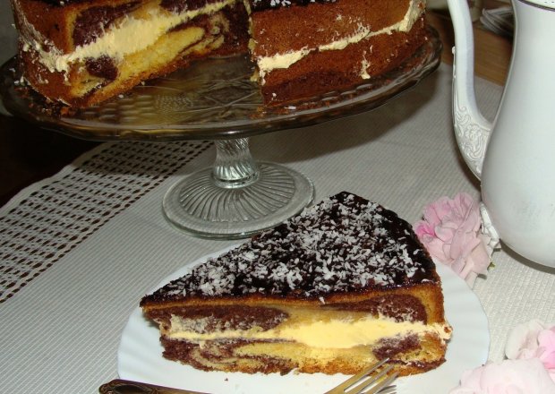 Fotografia przedstawiająca Łaciate ciasto z kremem
