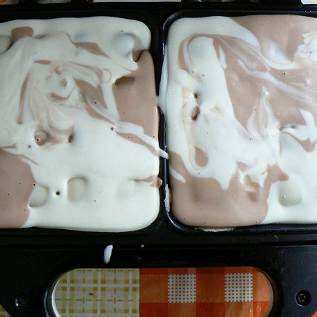 Krok 2 - Łaciate gofry śmietanowo jogurtowe z truskawkami foto
