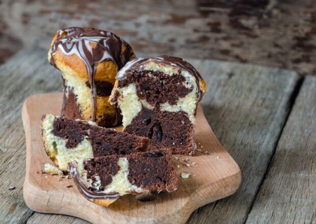 Fotografia przedstawiająca Łaciate muffinki a'la zebra