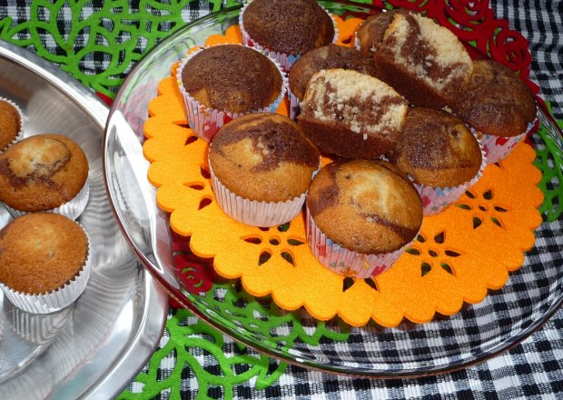 Fotografia przedstawiająca Łaciate muffiny z colą