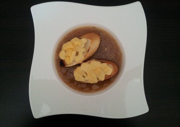 Fotografia przedstawiająca Łagodna zupa cebulowa