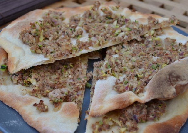 Fotografia przedstawiająca Lahmacun-turecka pizza z jagnięciną
