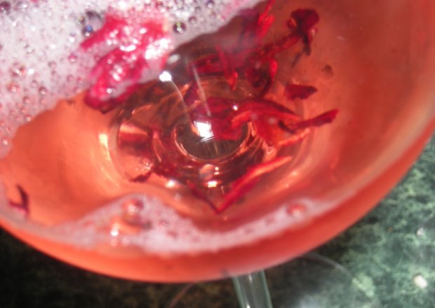 Fotografia przedstawiająca lampka wina z hibiskusem