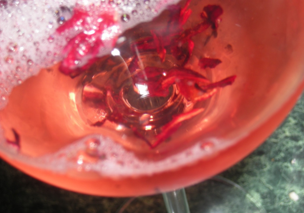 lampka wina z hibiskusem foto