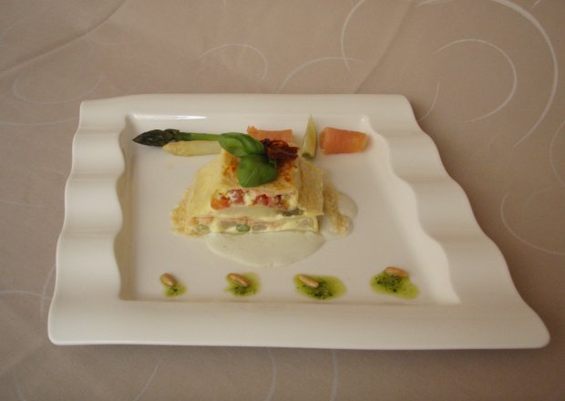 Fotografia przedstawiająca Lasagne z białymi szparagami,  pomidorami i łososiem norweskim