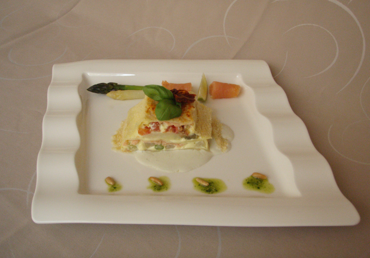 Lasagne z białymi szparagami,  pomidorami i łososiem norweskim foto