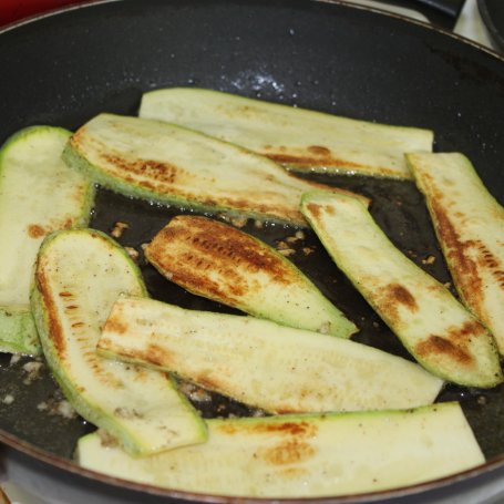 Krok 1 - Lasagne z cukinią i kurczakiem zapiekana w dwóch sosach foto