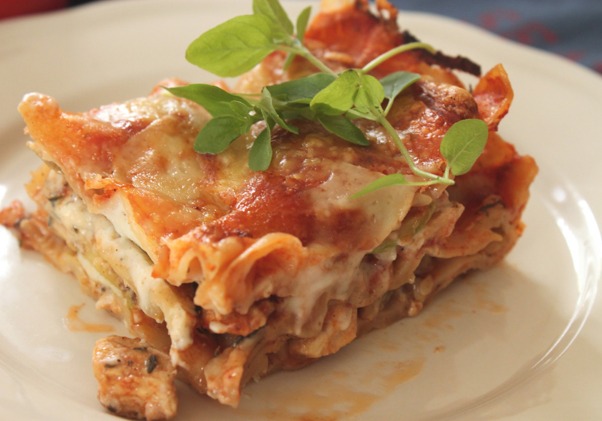 Lasagne z cukinią i kurczakiem zapiekana w dwóch sosach foto