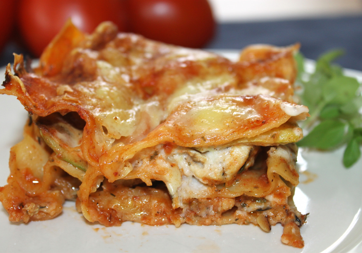 Lasagne z cukinią i kurczakiem zapiekana w dwóch sosach foto