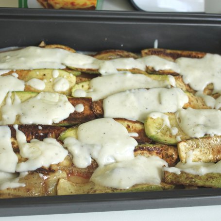 Krok 6 - Lasagne z cukinią i kurczakiem zapiekana w dwóch sosach foto