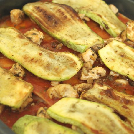 Krok 8 - Lasagne z cukinią i kurczakiem zapiekana w dwóch sosach foto
