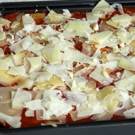 Krok 9 - Lasagne z cukinią i kurczakiem zapiekana w dwóch sosach foto