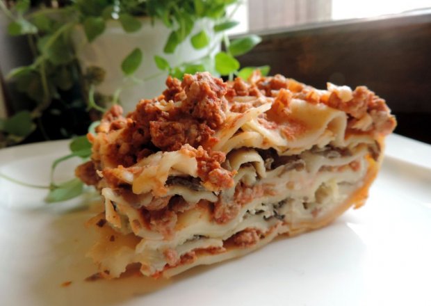 Fotografia przedstawiająca Lasagne z mięsem i pieczarkami