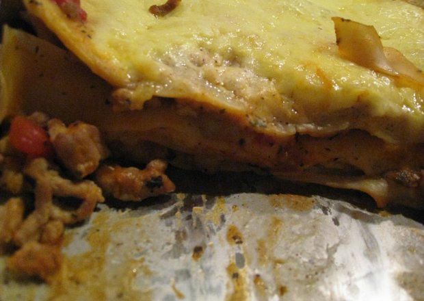 Fotografia przedstawiająca lasagne z mięsem i pomidorami