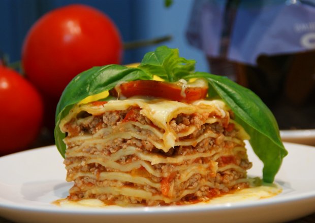 Fotografia przedstawiająca Lasagne z mięsem mielonym i pomidorami.