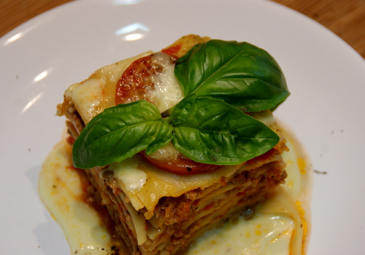 Lasagne z mięsem mielonym i pomidorami. foto